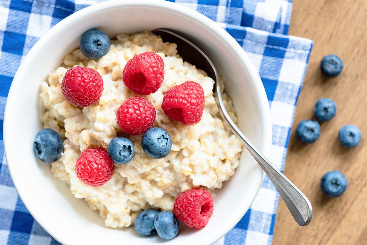 Oatmeal with berries and egg – ideal low-GI breakfast for diabetes